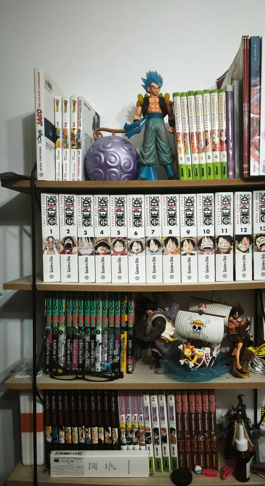 Estantería con One Piece 3 en 1 del 1 al 13, Kaiju n.º 8 del 1 al 14, Love Hina, Dragon Ball Super, lámpara Fruta del Diablo y figura de Gogeta