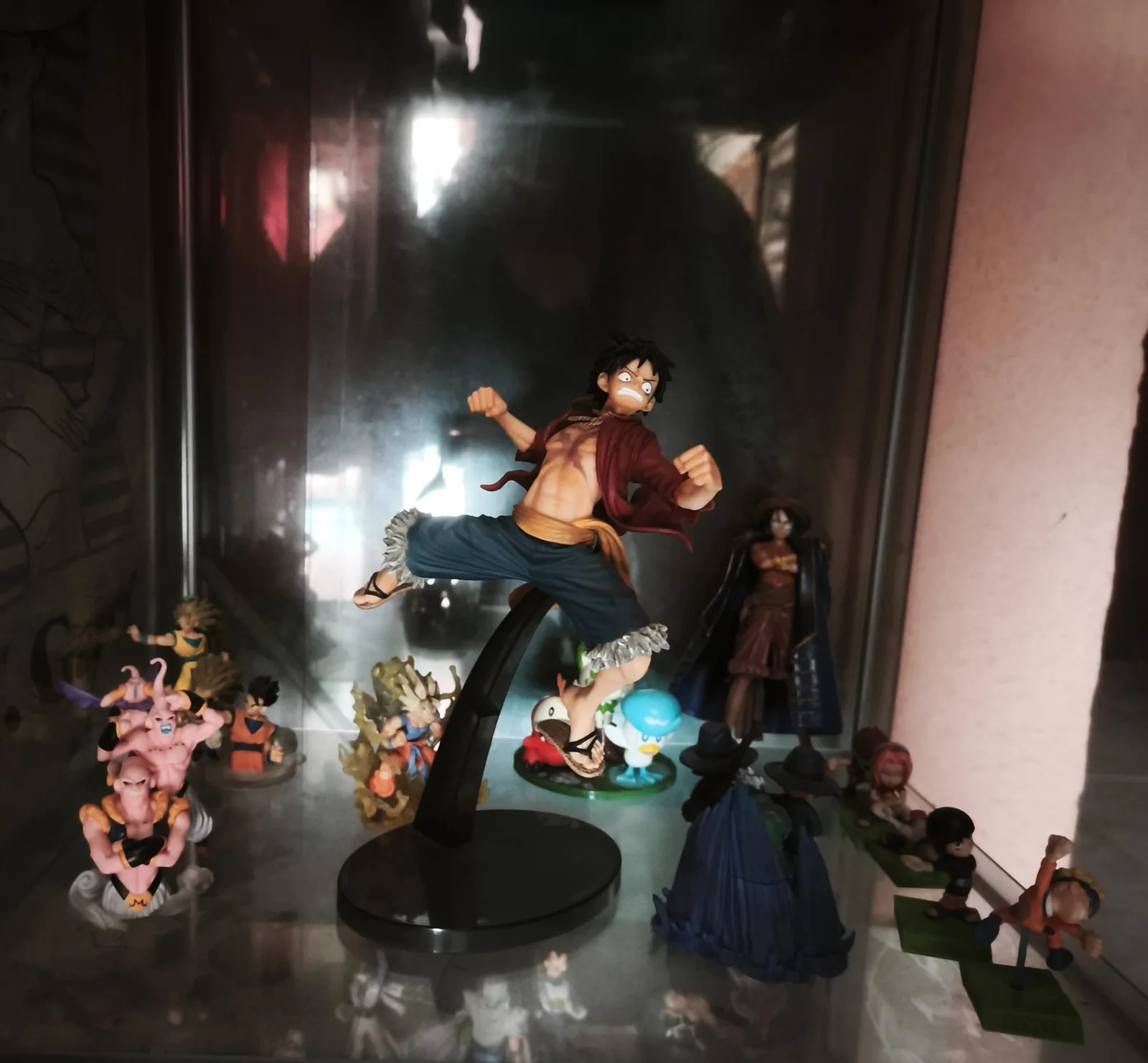 Figuras de Luffy de One Piece y de Majin Buu de Dragon Ball en una vitrina