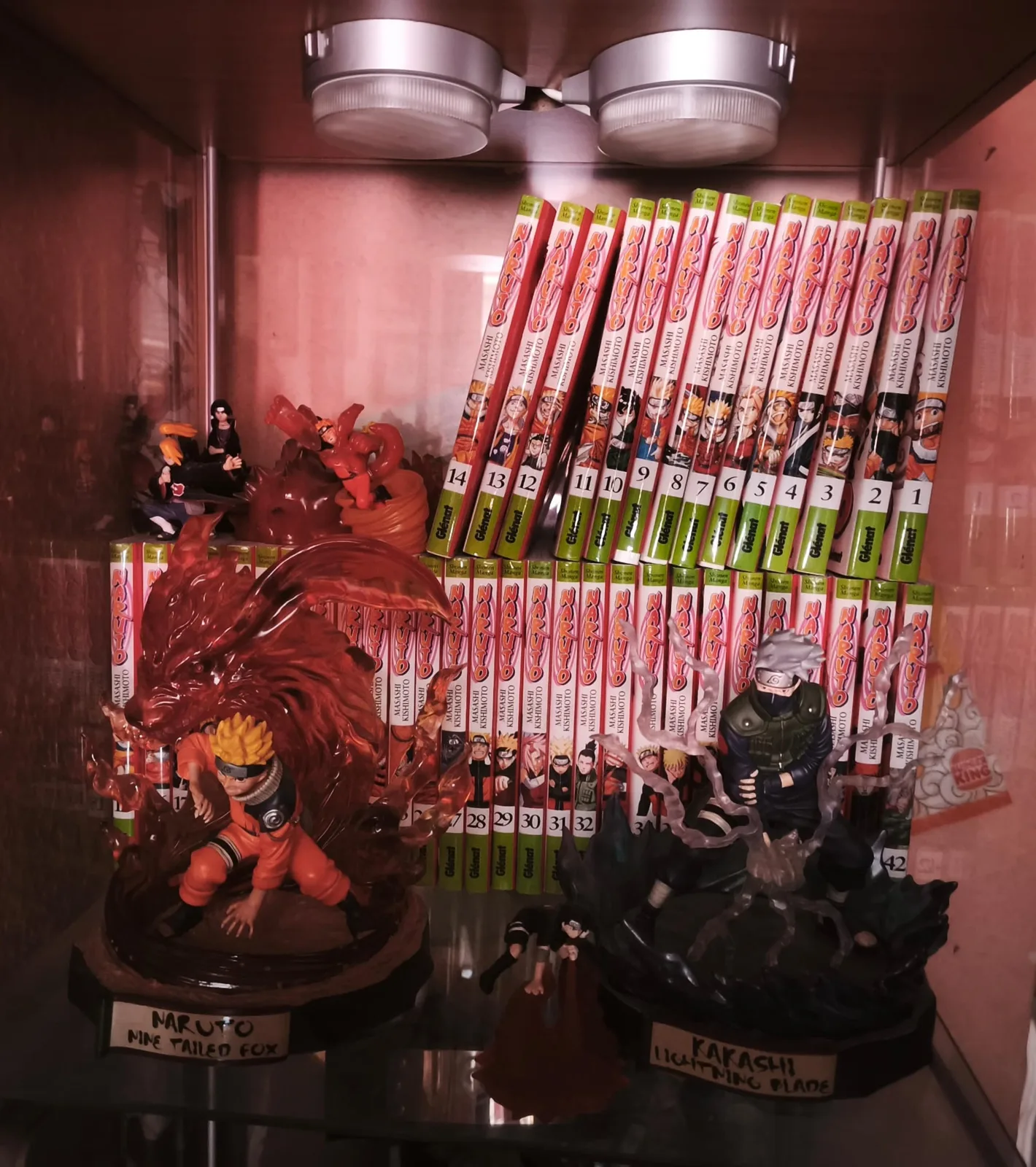 Manga de Naruto de Glénat con figuras de Naruto zorro de nueve colas y Kakashi Chidori